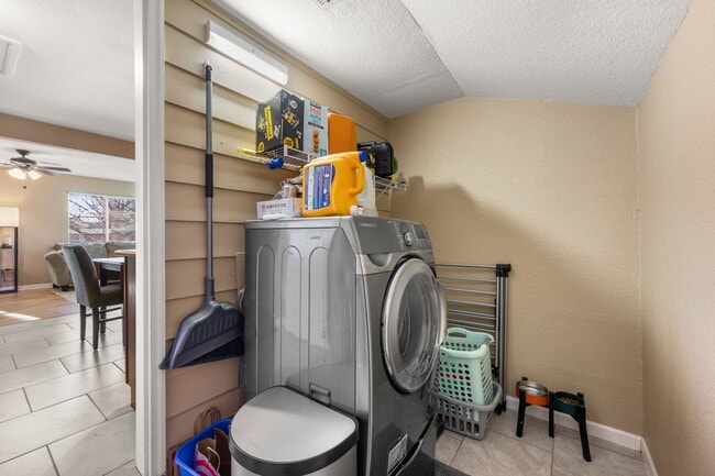 Building Photo - 136 E 5th Ave