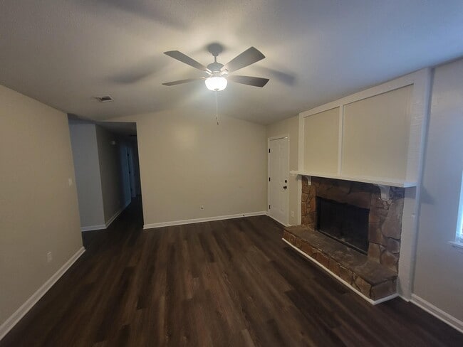 Building Photo - 2640 Teakwood Dr