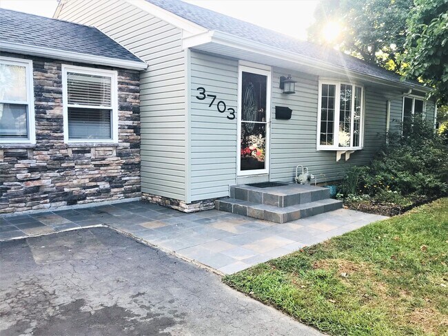 Foto del edificio - Gorgeous 4-Bedroom Single Family Home in B...