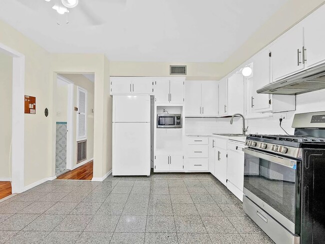 Foto del edificio - 17532 Devonshire Rd