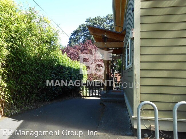 Building Photo - 2 br, 1 bath House - 222 NE Fremont Street