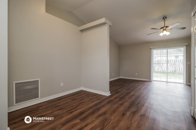 Building Photo - 4678 SPRUCE CREEK RD, Port Orange, FL 32127