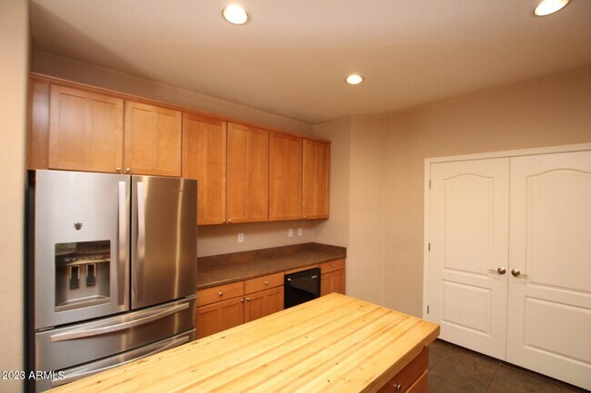 Building Photo - 7811 S 5th Dr