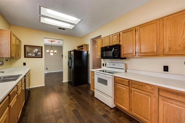 Foto del edificio - 7017 Wooddale Dr