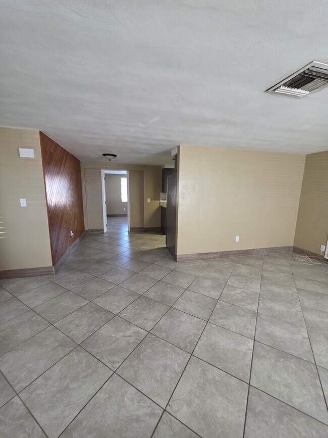 Foto del edificio - REMODELED 3 BEDROOM 2 FULL BATHS WITH FENCED IN YARD.