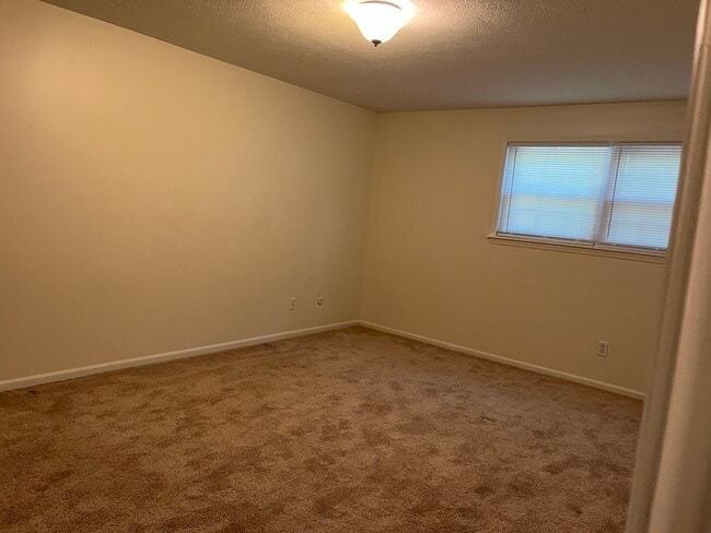 Master bedroom - 75 Atterbury Blvd