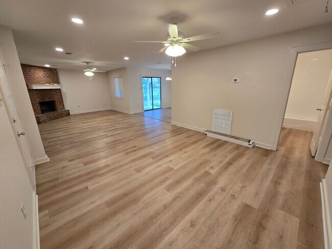 Foto del edificio - 3 bedroom 2 bathroom Southwood Valley Home