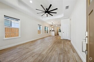Building Photo - 810 E Navarro St