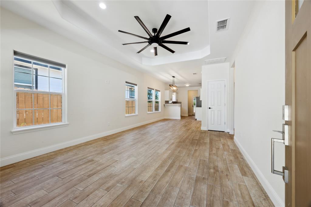 Foto principal - 810 E Navarro St