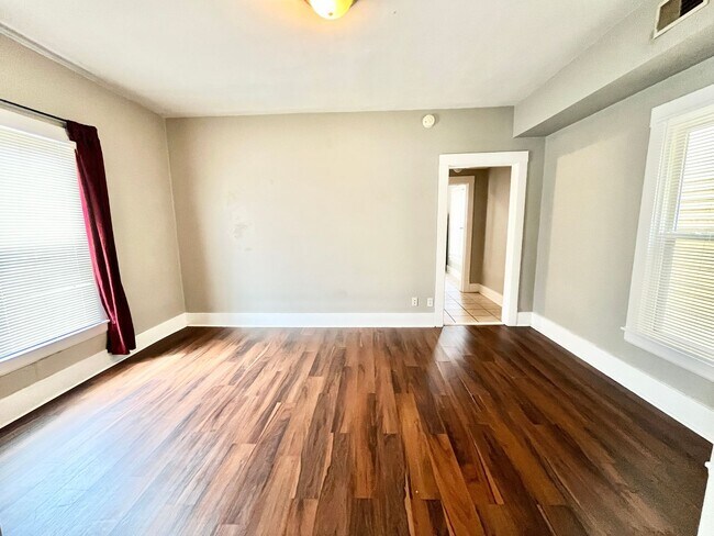 Foto del edificio - 637 W Ormsby Ave