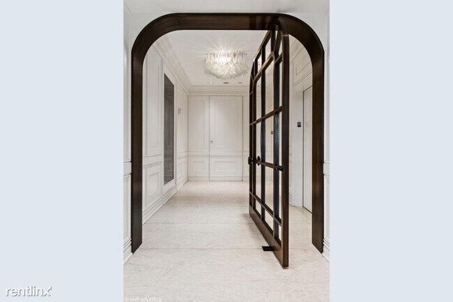 Building Photo - 11 E Walton St