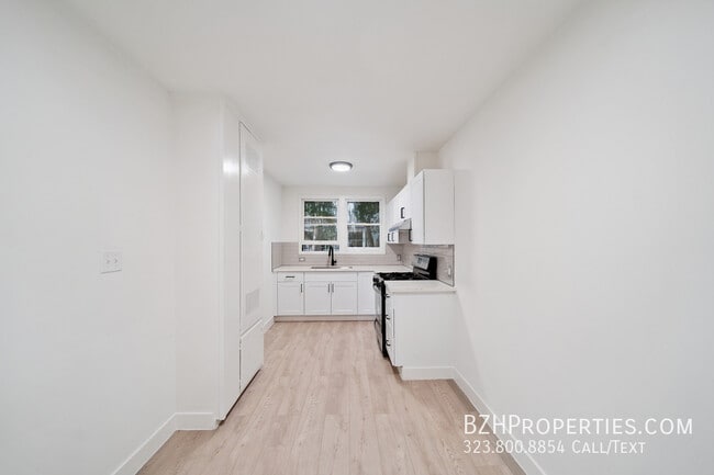 Building Photo - 1136 S Sherbourne Dr