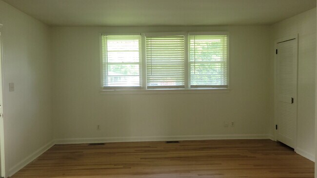Building Photo - "2-Bedroom Retreat with Located in the 5 P...