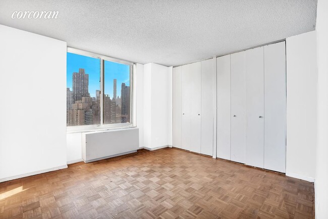 Building Photo - 404 E 79th St