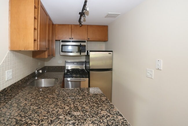 Building Photo - 630 W Wrightwood Ave