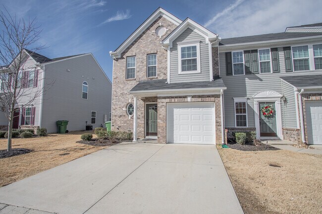 Building Photo - 3 Bedroom 2.5 Bathroom Townhome Convenient...