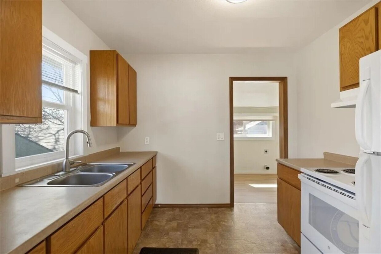 Primary Photo - 220 Grand Ave
