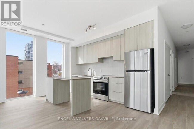 Building Photo - 2088 James St