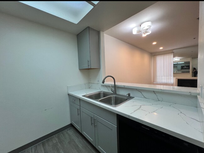 Foto del edificio - 19350 Sherman Way