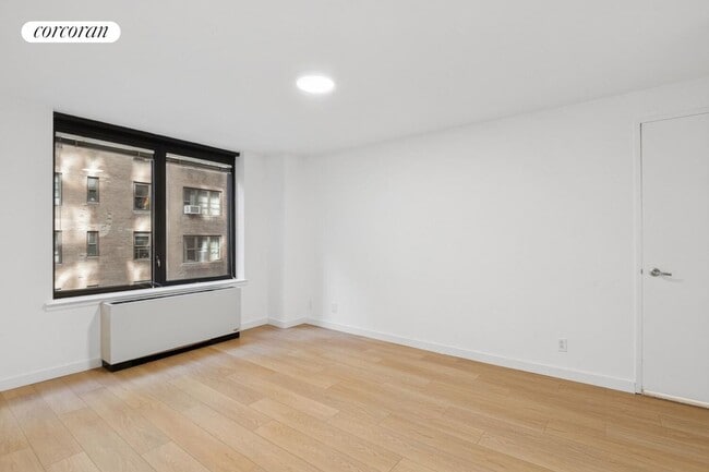Building Photo - 150 E 57th St