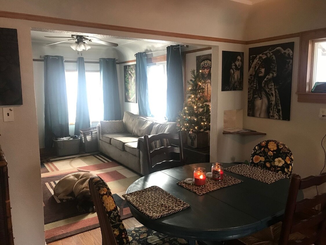 Foto principal - Large 4 Bedroom house in a quiet neighborh...