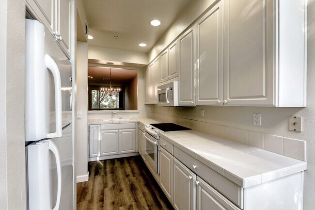Building Photo - 2 br, 2.5 bath House - 2585 PARK BLVD #Z208