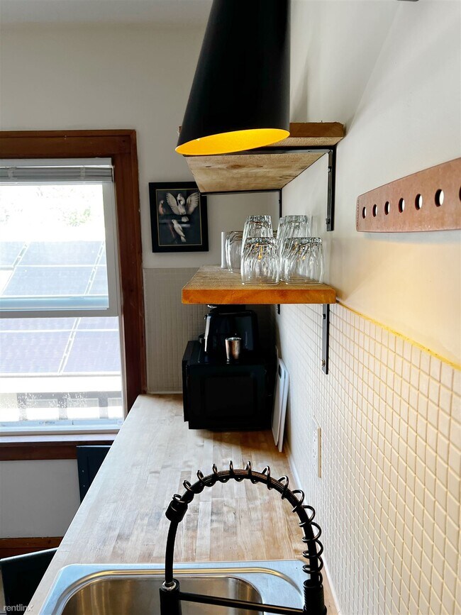 Building Photo - 2 br, 1 bath 4plex - 3912 North Thomas Ave...