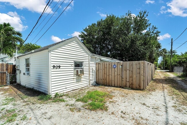 Building Photo - 909 N Palmway