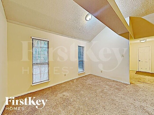 Foto del edificio - 811 W Lynn Creek Dr