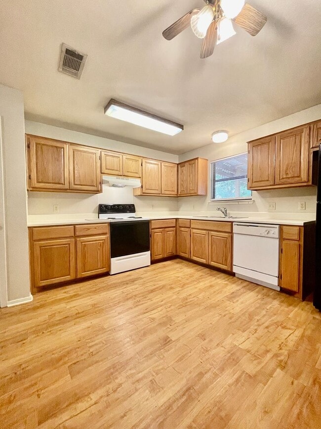 Foto del edificio - Eclectic 3 Bedroom, 2 Bathroom Home - 2 Ca...