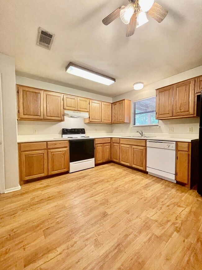 Foto del edificio - Eclectic 3 Bedroom, 2 Bathroom Home - 2 Car Garage - Fenced Yard and More!