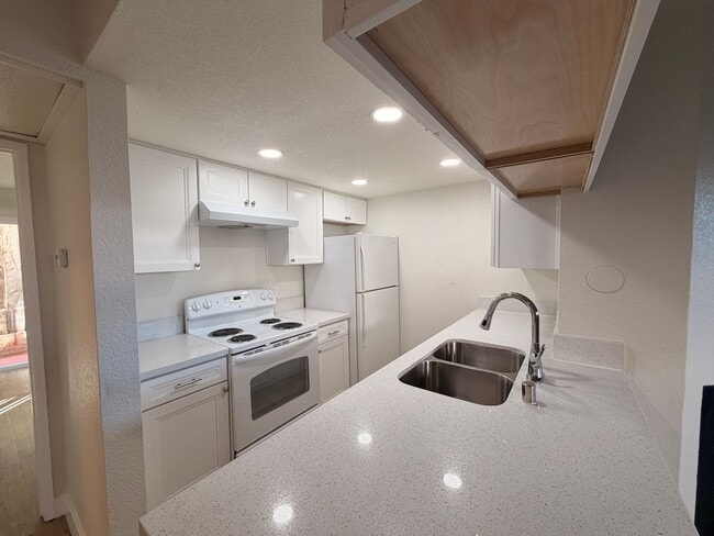 Building Photo - Renovated Apartment for Rent