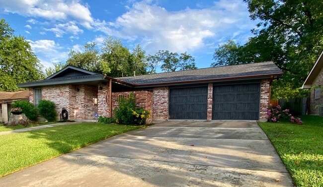 Building Photo - Colonies North Home with 3 BD | 2 BA Available JULY 2026!!
