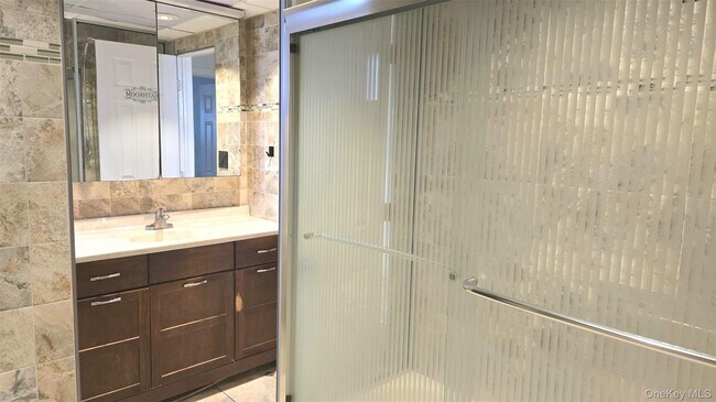 Foto del edificio - 581 Meacham Ave