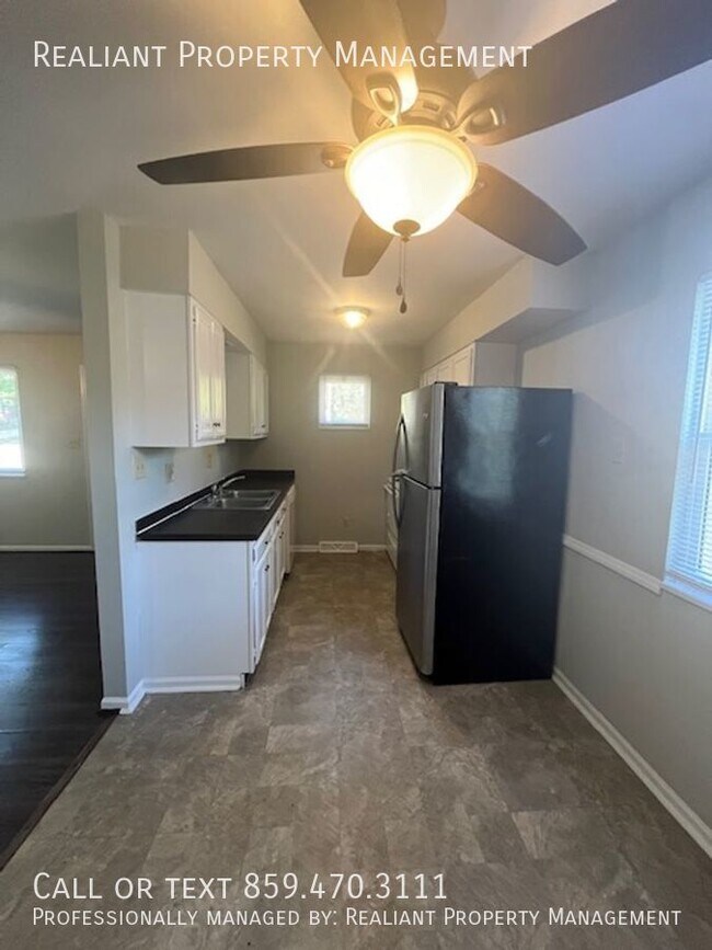 Foto del edificio - 485 Whispering Hills Dr