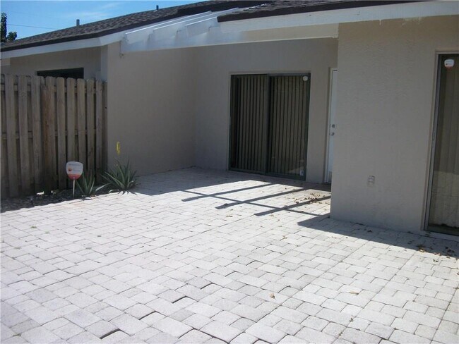 Building Photo - 4953 E Lakes Dr
