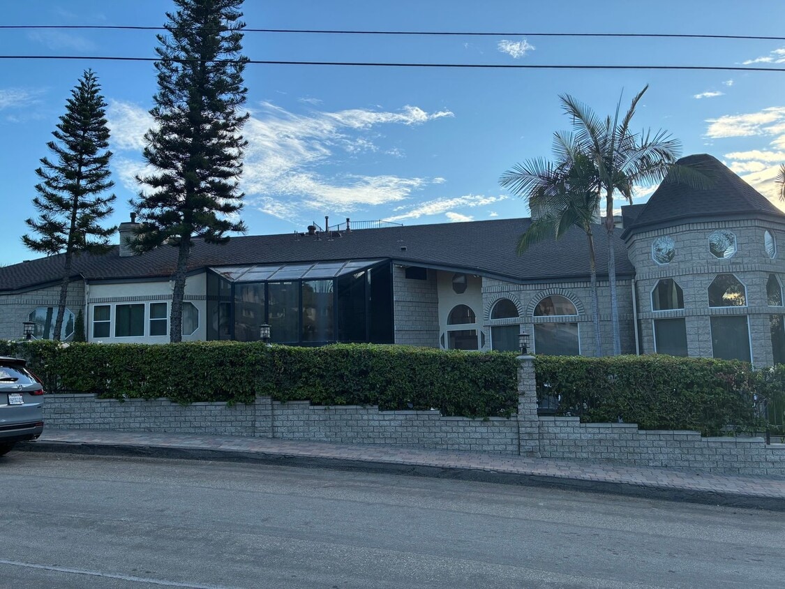 Primary Photo - Spacious and Furnished 9 Bedroom House Nea...