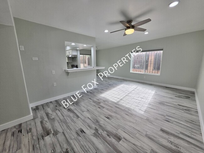 Foto del edificio - 8340 E Fond Du Lac Dr