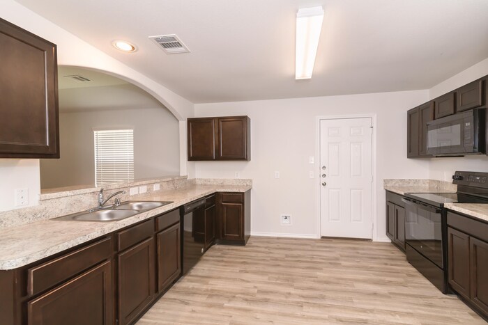 Foto principal - 8702 J C Oaks Cir
