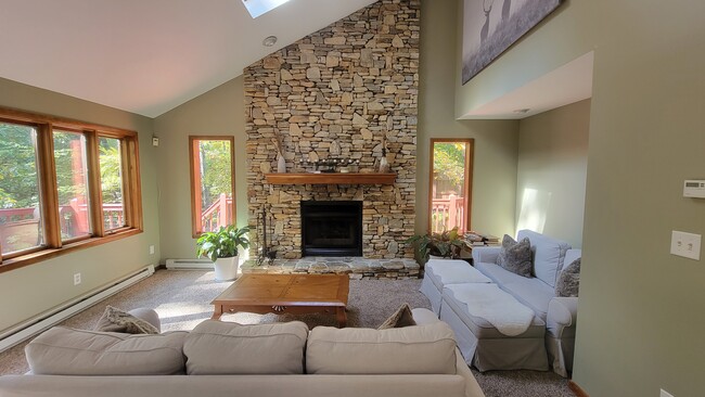 Foto del edificio - 221 Iroquois Cir