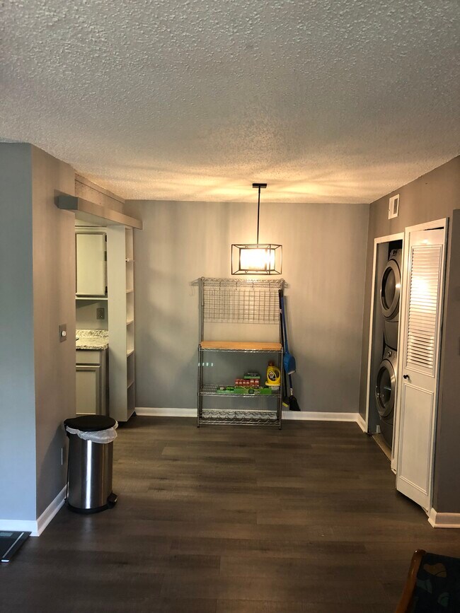 Dining Area - 911 Camelot Dr