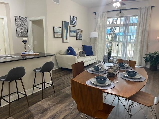 Building Photo - 1725 Cres Plaza Dr