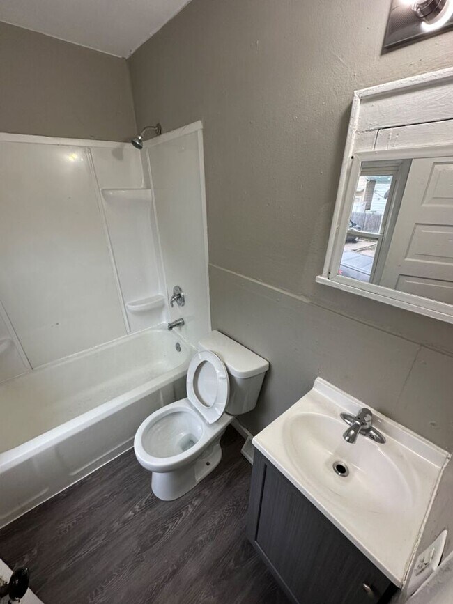 Foto del edificio - 2148 S 25th St. (Duplex)
