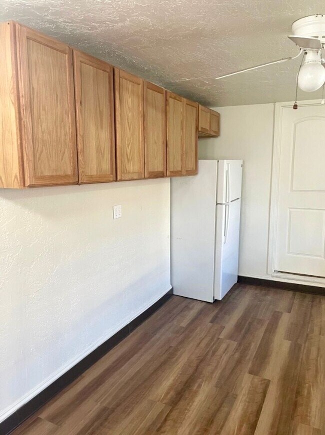 Foto del edificio - LARGE DOWNSTAIRS CORNER UNIT 2 BED 1 BATH