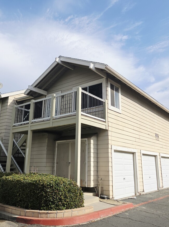 Building Photo - 713 Walnut Dr