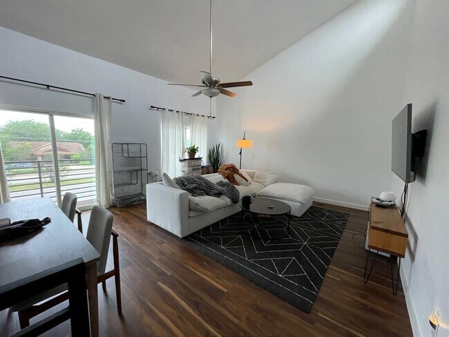 Foto del edificio - 7903 Brodie Ln