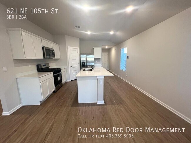 Building Photo - 621 NE 105th St