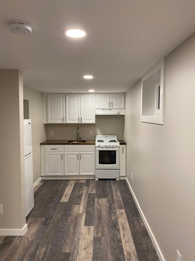 Kitchen - 147 8th Ave N