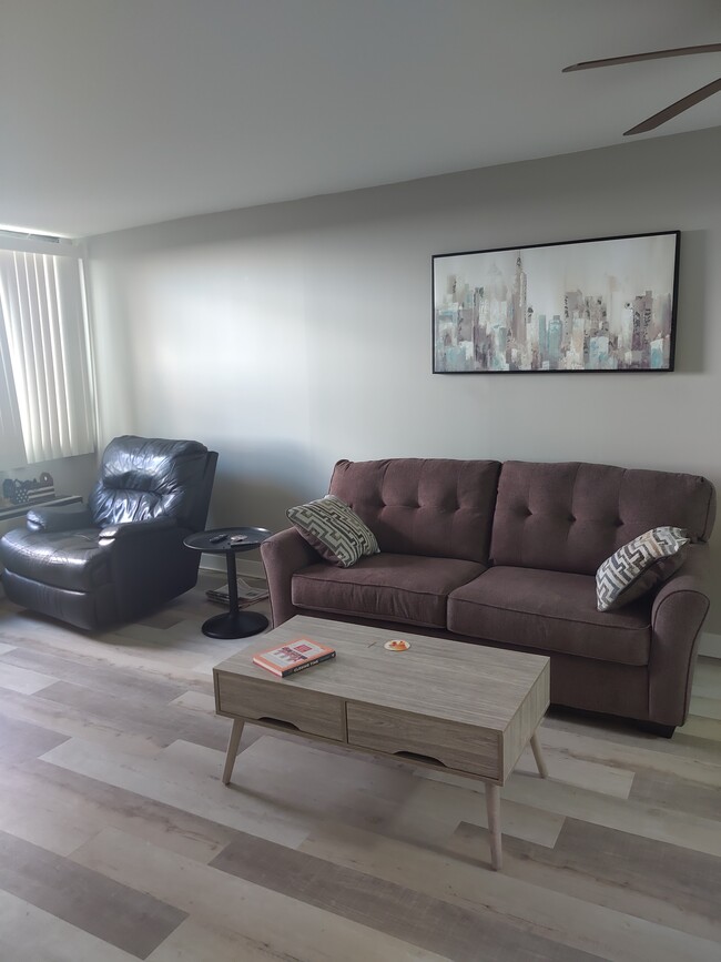 Living room - 1181 Edgcumbe Rd