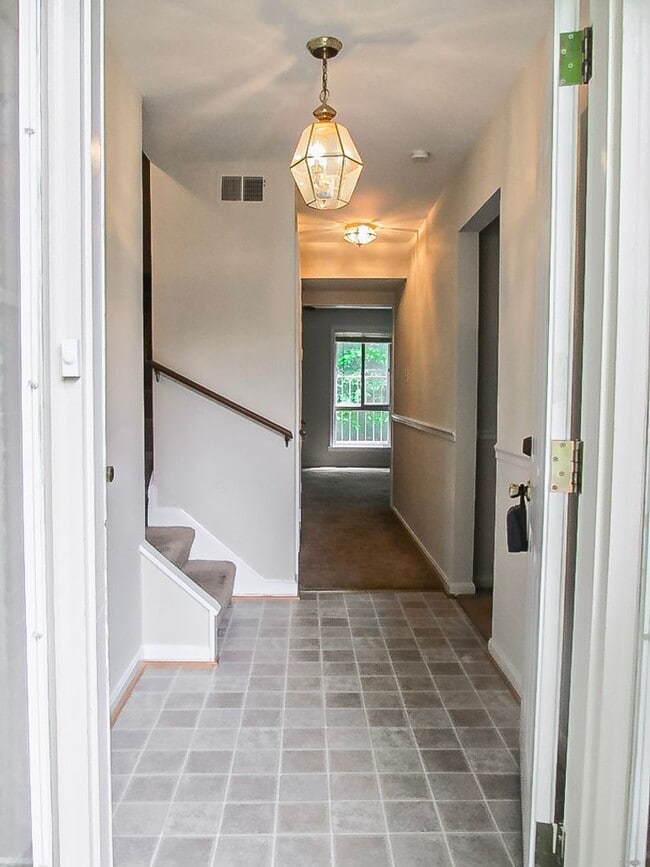 Building Photo - Classic and Charming 3 Bedrood 2.5 Bathroo...